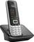 Schnurloses Telefon auf Ladestation. Display zeigt Kontaktinformationen an. Hauptfunktionen: Wählen, Anrufliste, Menütasten.