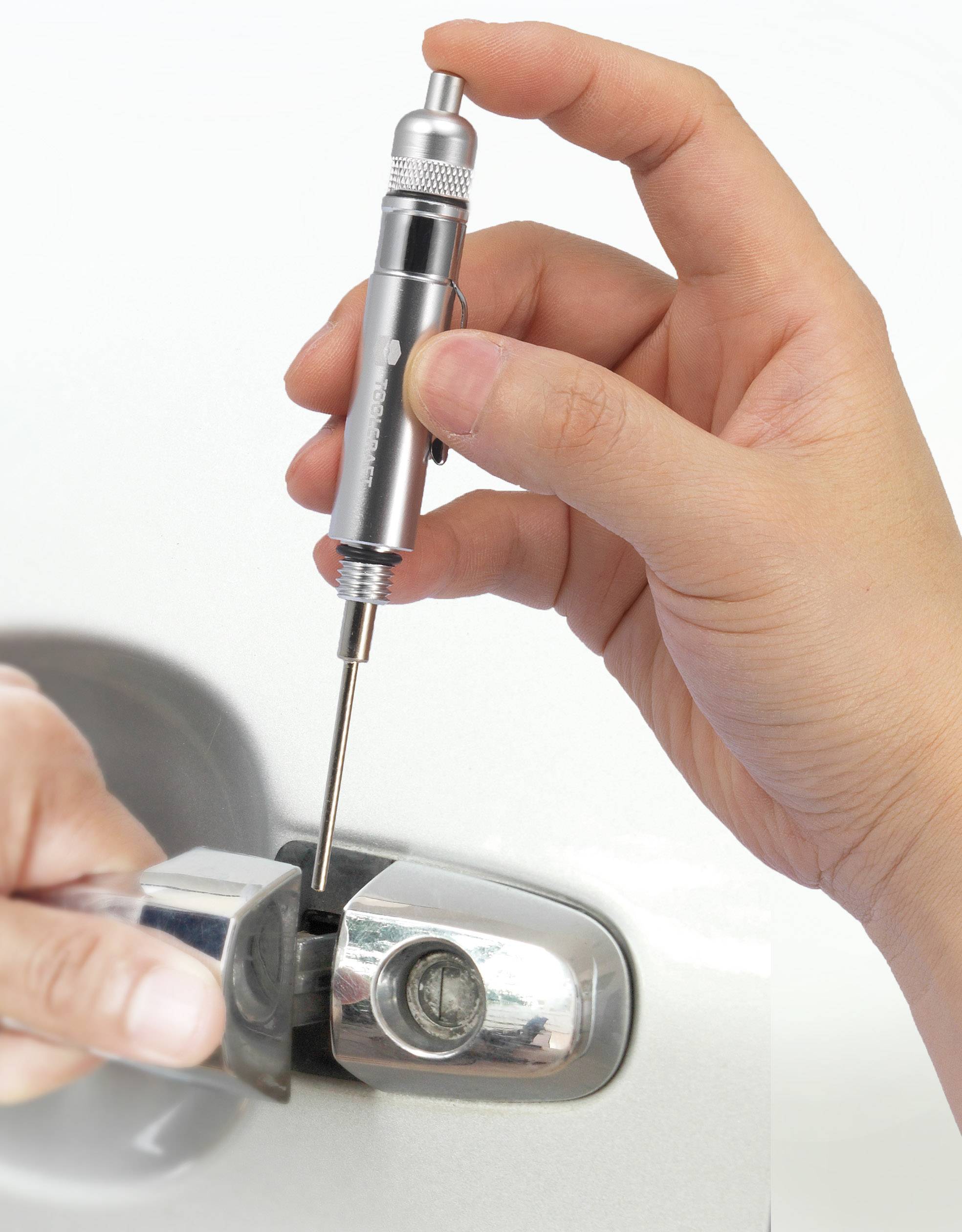 Eine Hand hält ein Lockpicking-Werkzeug, das in das Schloss eines Autos eingesetzt wird.