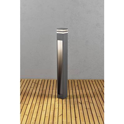 Ein moderner, schlanker Lichtpfosten aus Metall steht auf einem Holzdeck vor einer grauen Wand.