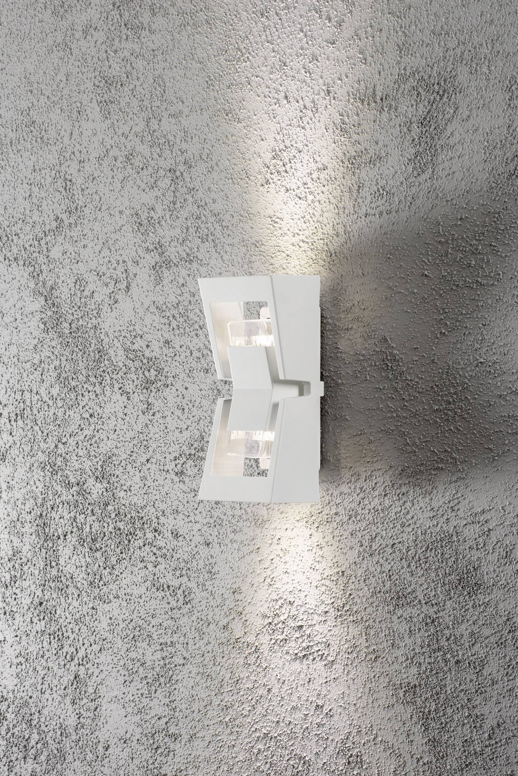 Moderne Wandlampe mit rechteckigem, weißem Gehäuse, die gegen eine graue, strukturierte Wand leuchtet.