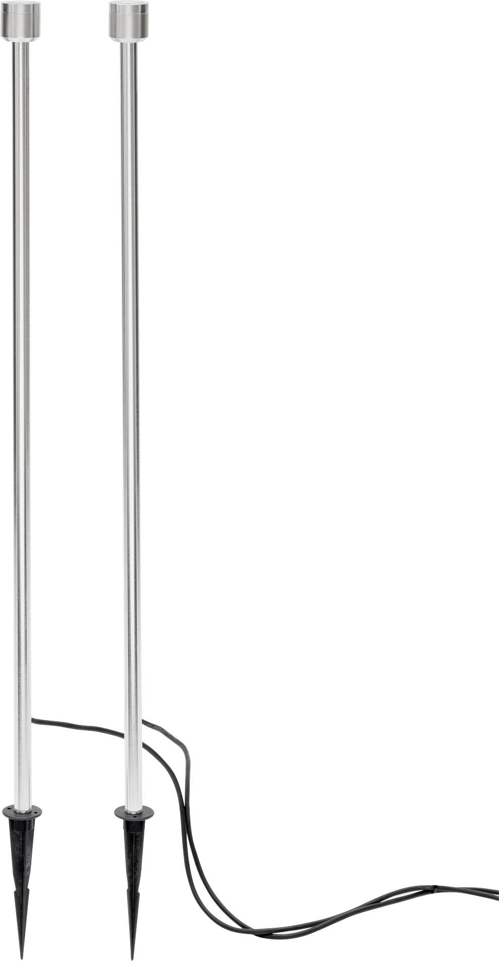 Zwei schlanke Metallstäbe mit spitzen Enden und Kabeln, vermutlich Gartenlampen oder Leuchten.