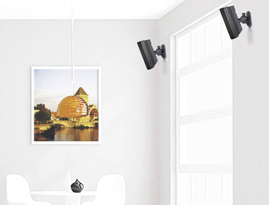 Ein moderner, hell eingerichteter Raum mit einem Bild an der Wand, das eine Kuppel darstellt. Zwei Sicherheitskameras sind installiert.