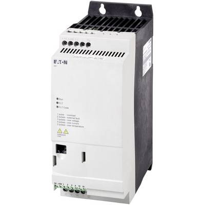 Ein weißer Eaton Frequenzumrichter mit schwarzem Kühlkörper, mehreren Anschlussklemmen und Status-LEDs auf der Vorderseite.