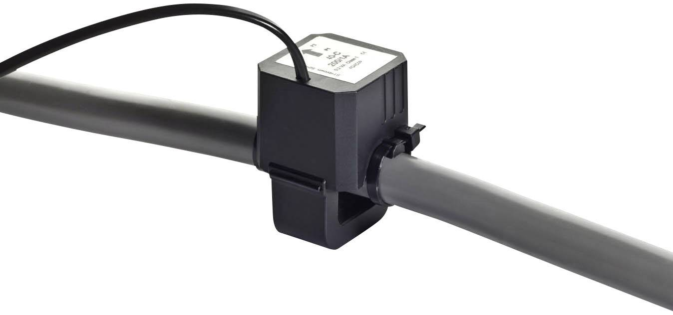 Ein schwarzer Stromsensor ist auf einem grauen Kabel montiert und misst den Stromfluss. Kabel und Sensor verlaufen horizontal.