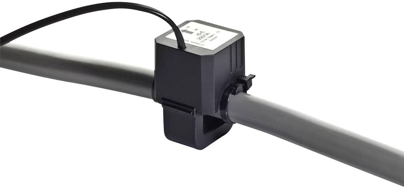 Ein Sensor ist an einem grauen Rohr befestigt, das von einem schwarzen Kabel verbunden wird.