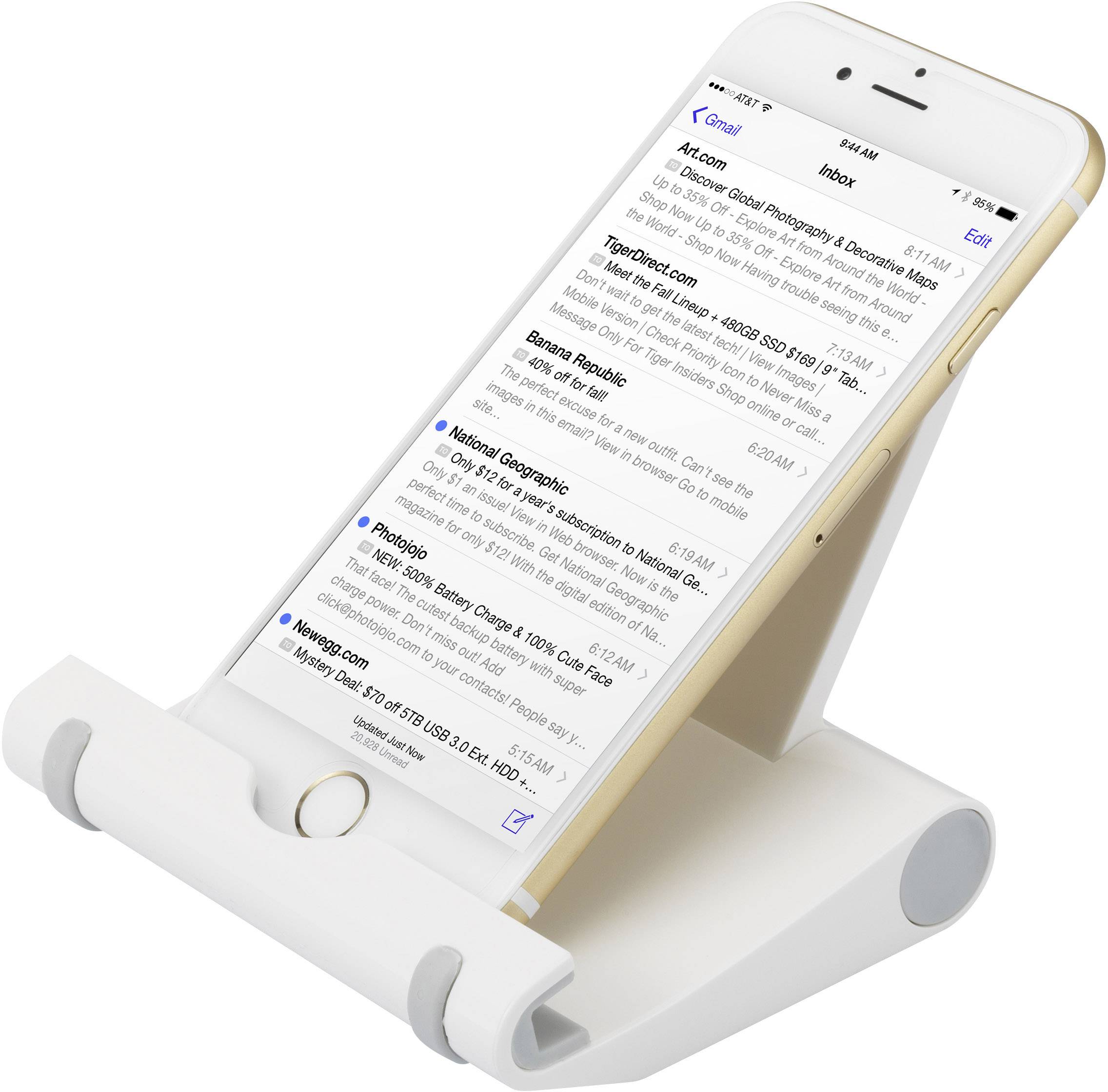 Ein Smartphone steht auf einem weißen Halter. Auf dem Bildschirm ist eine geöffnete E-Mail-Anwendung mit mehreren Nachrichten.