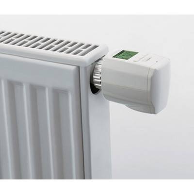 Ein weißer Heizkörper mit digitalem Thermostatregler zeigt die aktuelle Raumtemperatur an.