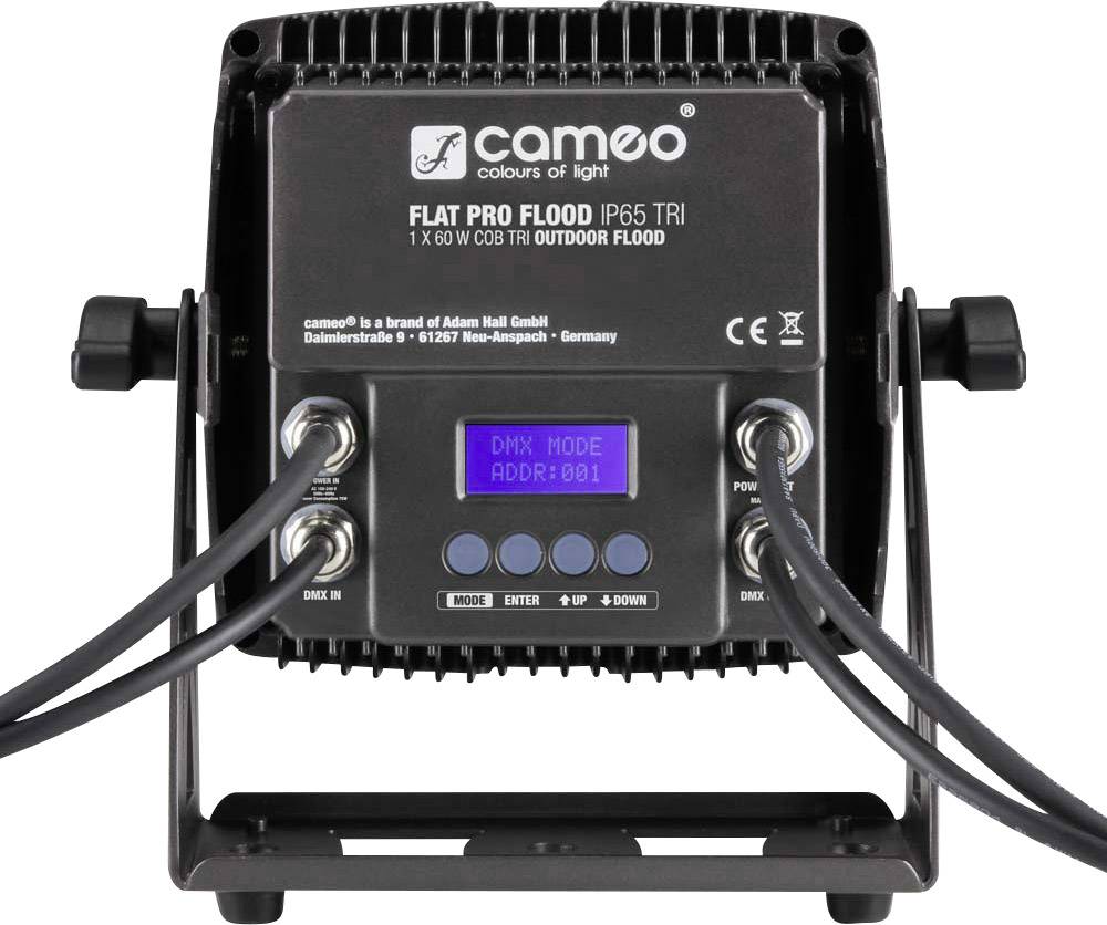 Scheinwerfer-Rückansicht mit mehreren Kabeln, Beschriftungen wie 'FLAT PRO FLOOD', DMX-Modus und Bedienknöpfen erkennbar.