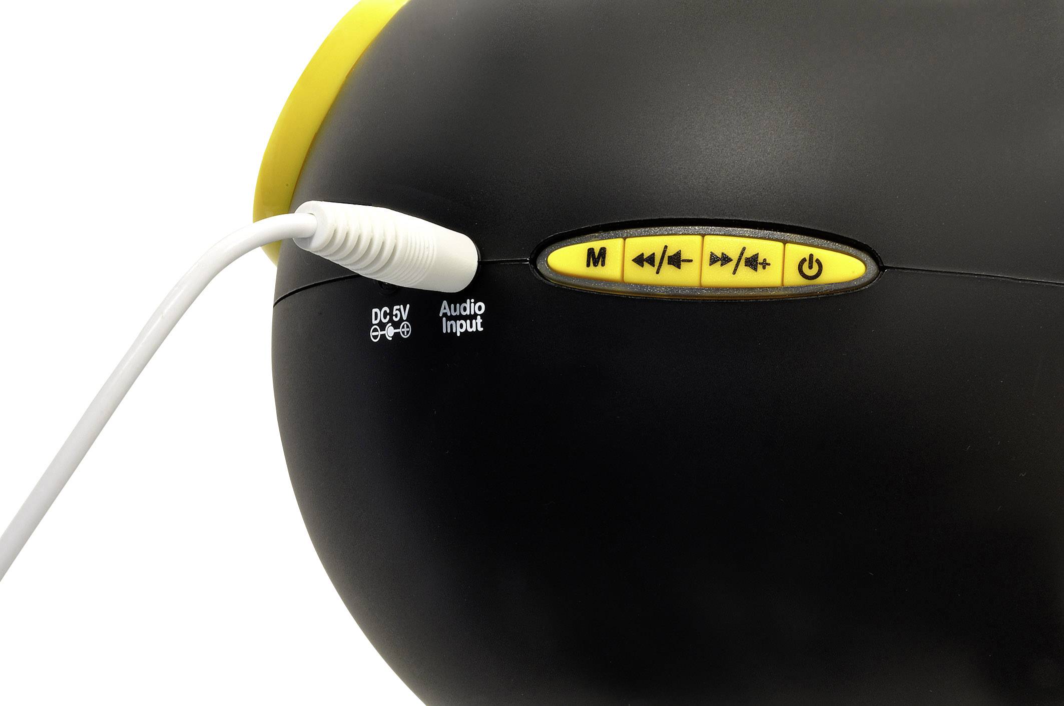 Ein schwarzes elektronisches Gerät mit gelben Tasten für Mediensteuerung und Anschluss für Audioeingang, verbunden mit einem Kabel.