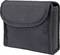 Eine geschlossene schwarze Tasche aus grobem Stoff mit einer Klappe oben. Sie ist rechteckig und hat abgerundete Kanten.