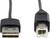 Ein USB-Kabel mit einem USB-A-Stecker auf der linken Seite und einem USB-B-Stecker auf der rechten Seite.
