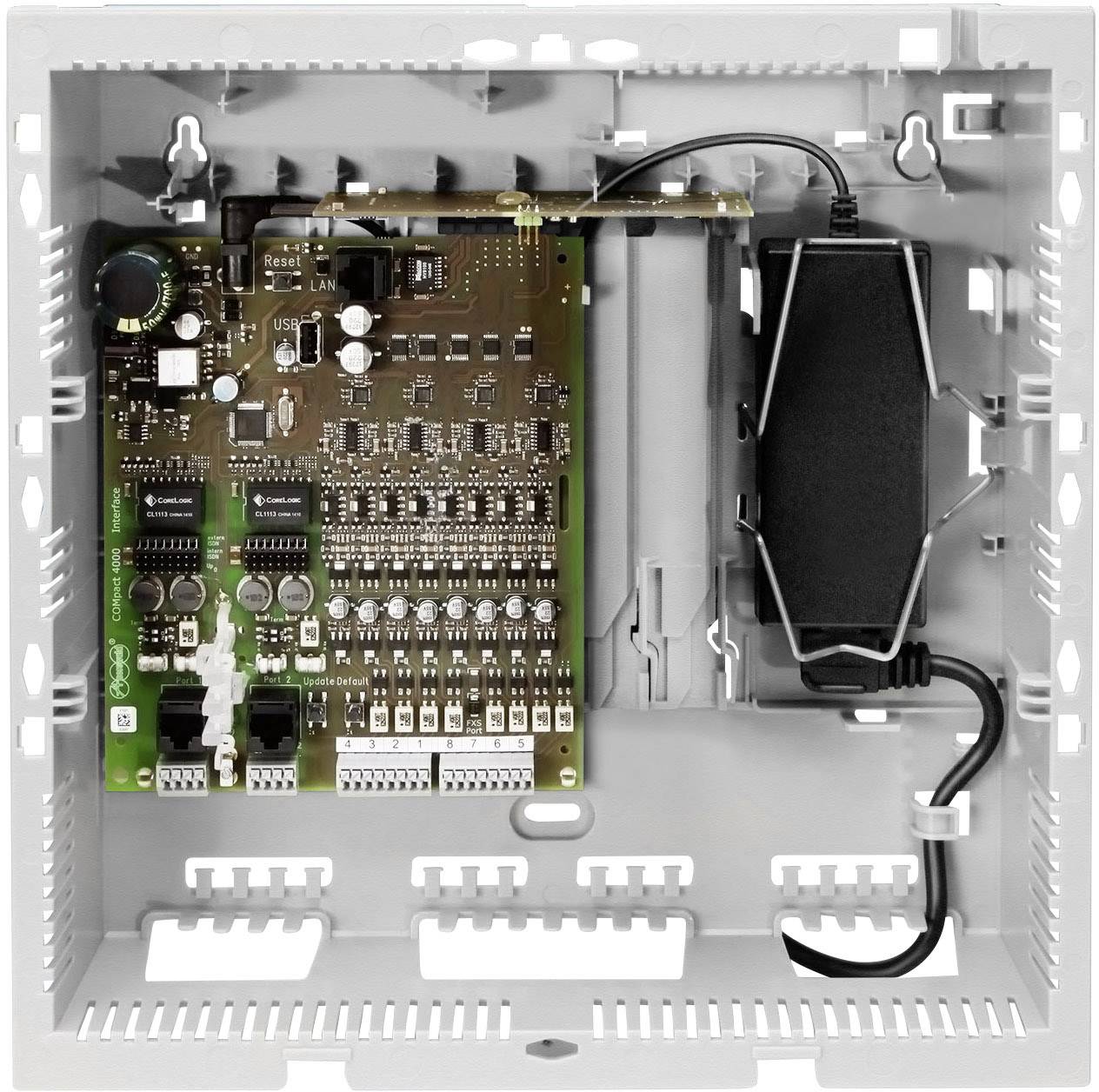 Ein offenes Plastikgehäuse zeigt eine installierte elektronische Schaltung und eine schwarze Stromversorgung.