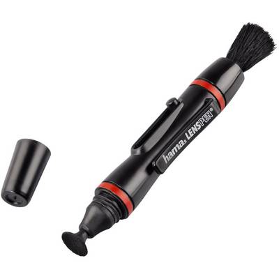 Ein schwarzer Linsenreinigungsstift mit einer abnehmbaren Kappe und Bürste, markiert mit 'hama LENS PEN', liegt offen auf einem Tisch.