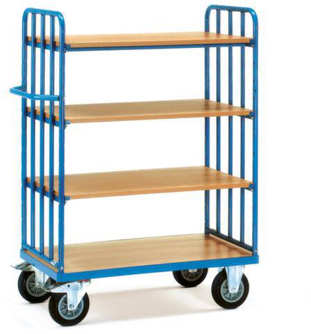 Ein blauer Transportwagen mit vier Ebenen, jeweils aus Holz, auf vier Rädern. Geeignet für den Transport von Materialien in einem Lager.