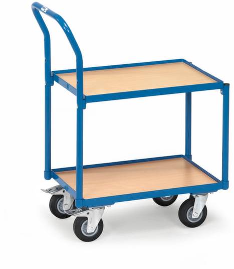 Ein blauer Transportwagen mit zwei Holzablagen und vier Rollen, geeignet zum Transportieren von Gegenständen in einem Lager oder Büro.
