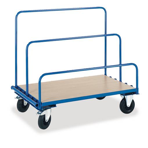 Ein blauer Transportwagen mit Holzplattform und vier Rädern. Geeignet zum Transport von großen, flachen Gegenständen.
