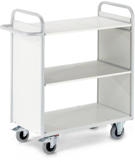 Ein weißer Rollwagen mit drei Ablageflächen und vier Rollen auf einer glatten Fläche. Ideal für den Transport von Gegenständen.