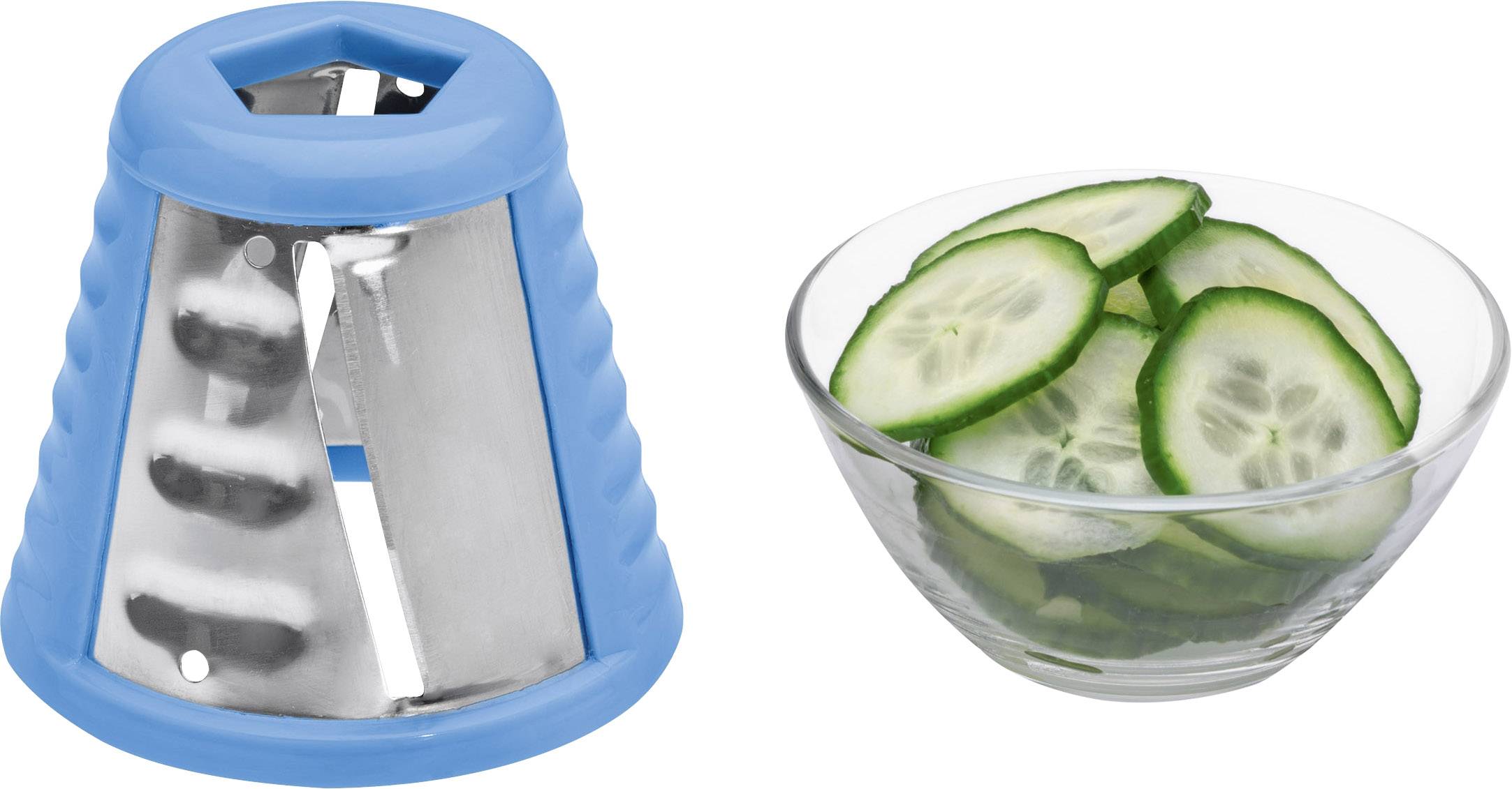 Eine blaue Gemüsereibe neben einer Glasschale mit geschnittenen Gurkenscheiben.