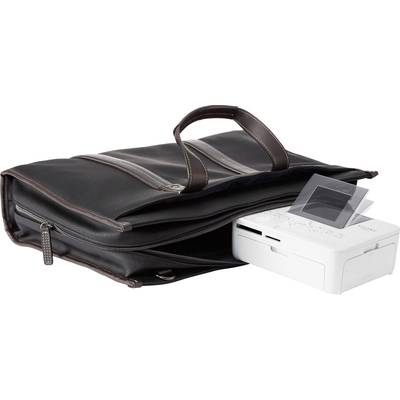 Tragbares Foto-Druckgerät neben einer geöffneten schwarzen Ledertasche. Gerät hat ein Display und Bedienelemente.