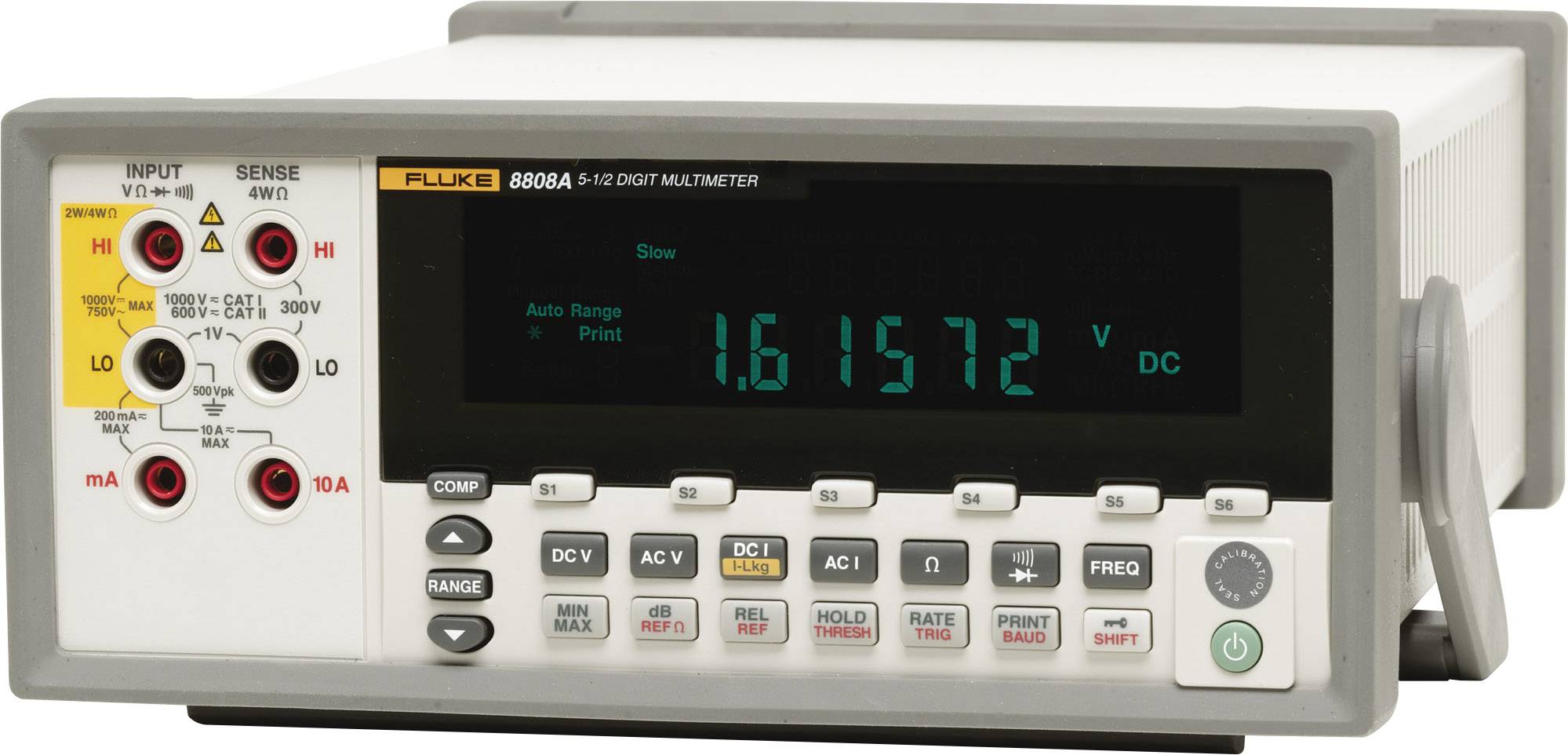Digitales Multimeter auf einem Tisch, das 1.61572 Volt in blauer LED-Anzeige anzeigt. Einstellknöpfe und Eingänge auf der Vorderseite.