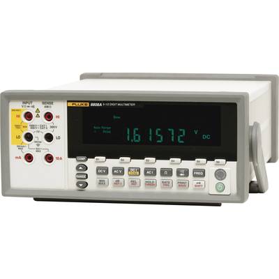 Digitales Multimeter auf einem Tisch, das 1.61572 Volt in blauer LED-Anzeige anzeigt. Einstellknöpfe und Eingänge auf der Vorderseite.