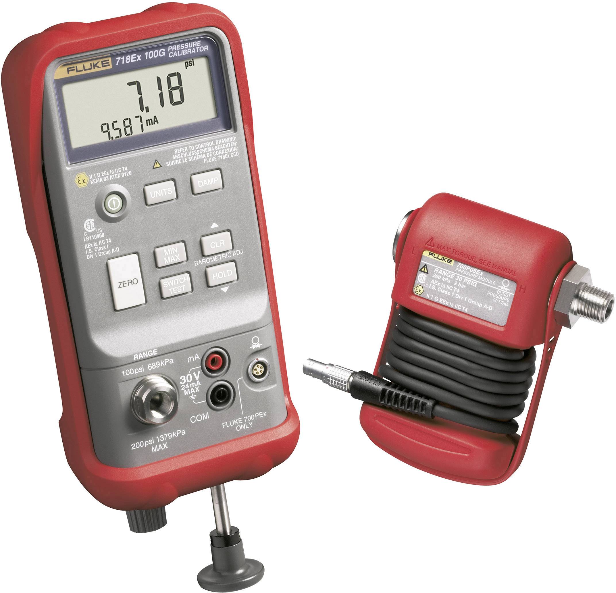Kalibriergerät mit rotem Gehäuse und digitalem Display zeigt '7.18' an. Rechts daneben liegt ein kompatibler Sensor in roter Hülle.