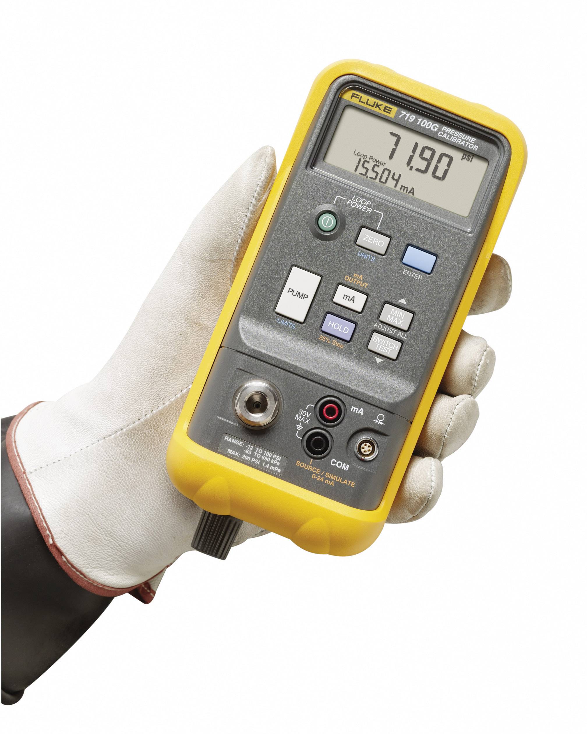 Ein mit Handschuh gehaltener Messgerätkalibrator zeigt '7.190' und '15.504 mA' auf einem digitalen Display an.