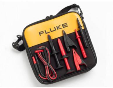 Messleitungssatz in einer Tragetasche mit der Aufschrift 'FLUKE'. Enthält rote und schwarze Prüfklemmen und Kabel.