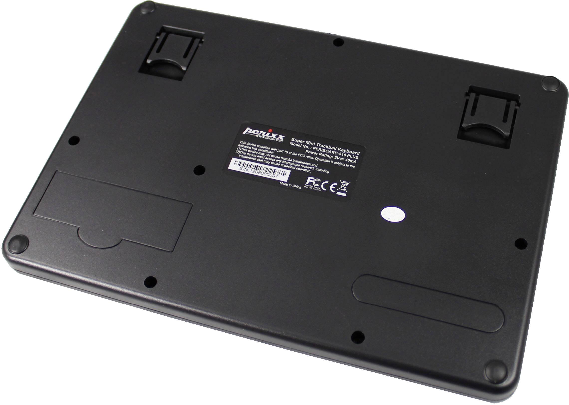 'Schwarze Tastaturunterseite mit vier Gummifüßen und Etikett mit technischen Spezifikationen und Symbolen in der Mitte.'