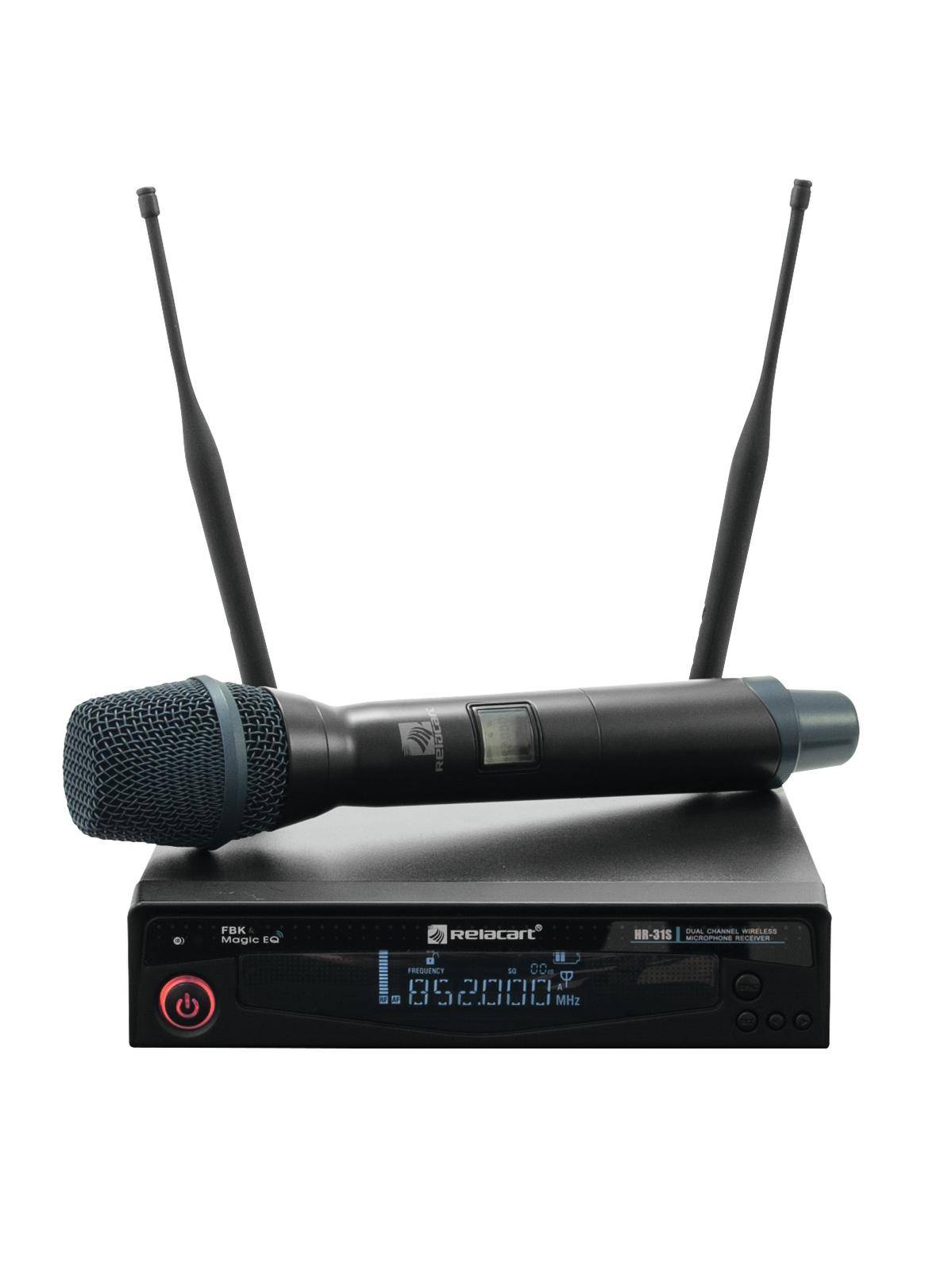 Ein schwarzes drahtloses Mikrofon liegt diagonal auf einem digitalen Empfänger mit Antennen, vor einem weißen Hintergrund.