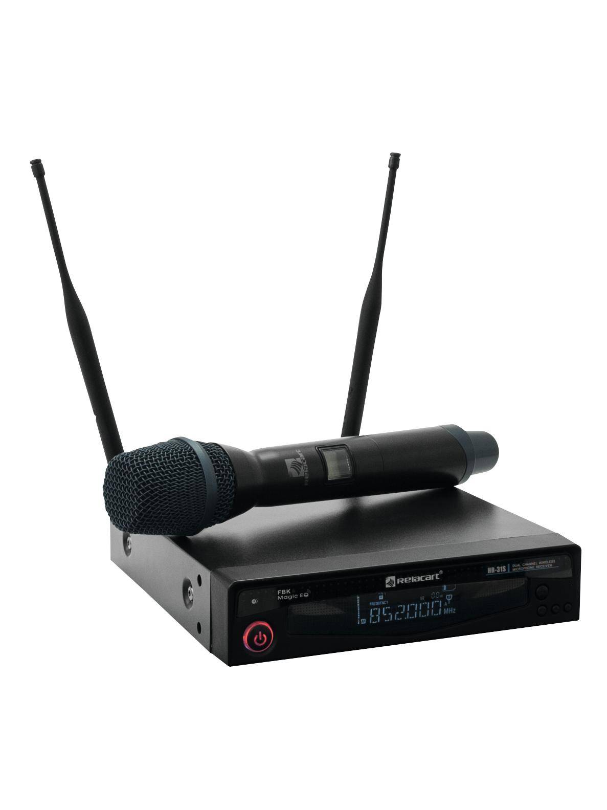 Ein kabelloses Mikrofon liegt auf einem Empfänger mit zwei Antennen. Die Einheit zeigt eine Frequenzanzeige auf einem digitalen Bildschirm.