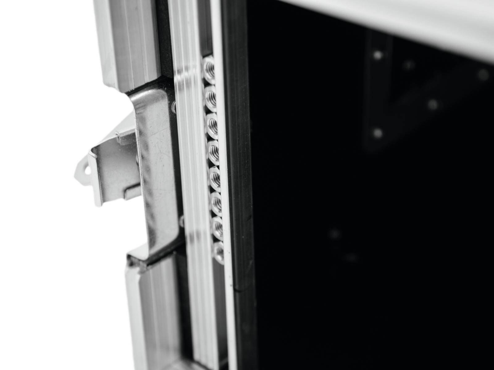 'Nahaufnahme von einem geöffneten Metall-Transportkoffer, zeigt Scharniere und ein dunkles Inneres. Verwendung für technische Ausrüstung.'