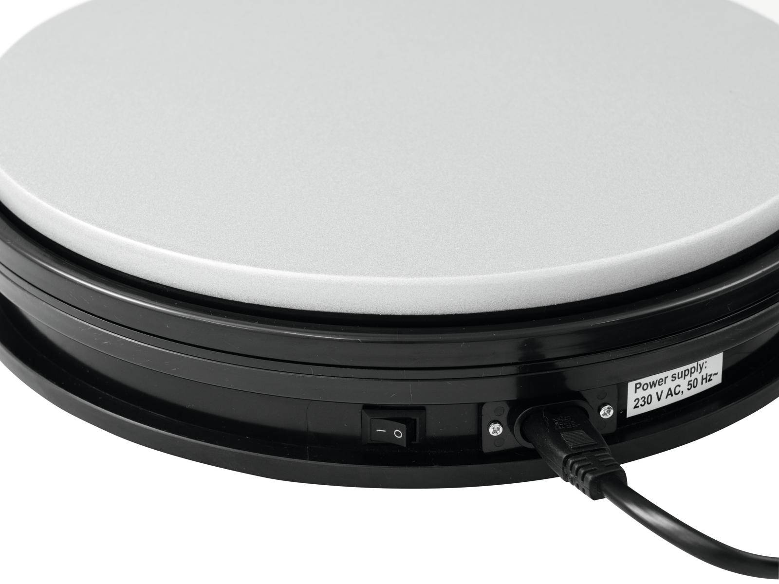 Elektrischer Drehteller in Schwarz-Weiß-Design, mit Netzanschluss und Schalter an der Seite, geeignet für Präsentationen oder Fotografie.