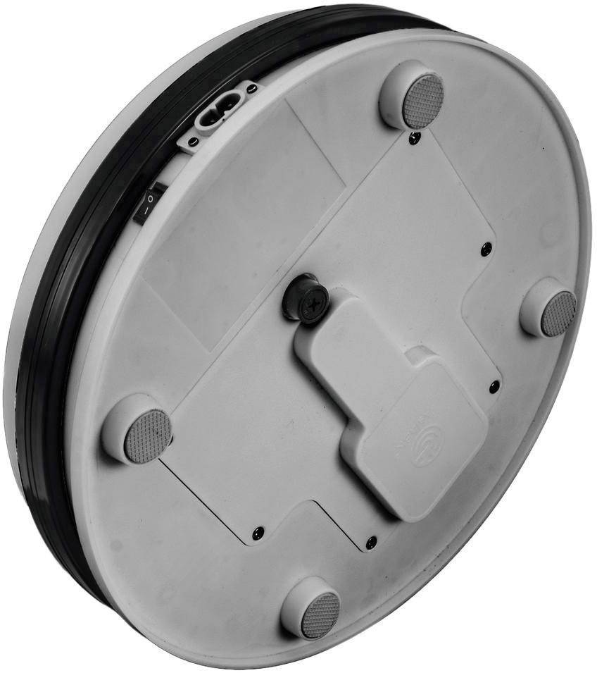 Runder Roboter von unten mit Rädern und Sensoren, auf grauem Hintergrund.