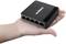 Ein kleiner schwarzer Netzwerk-Switch mit fünf Ethernet-Ports wird in einer Hand gehalten.