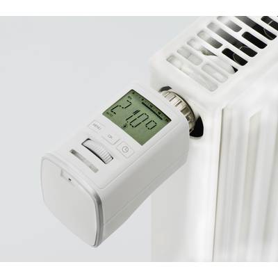 Ein digitales Thermostat an einem weißen Heizkörper zeigt 24,0 Grad Celsius an.
