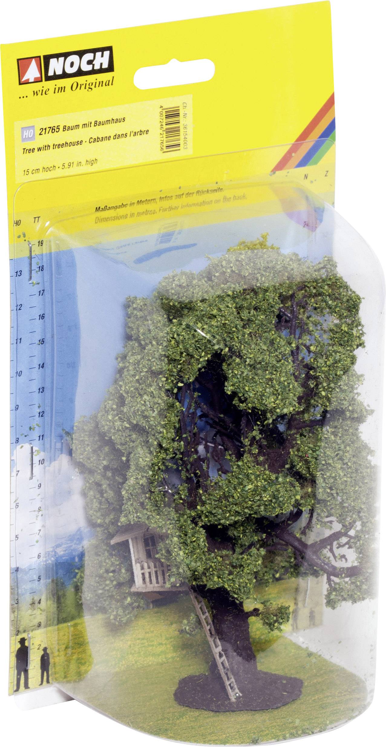 Verpackung eines Modellbaums mit Baumhaus, Leiter und Zaun von der Marke 'Noch'. Enthält Maßstab und Größenangabe; ideal für Modelleisenbahnlandschaften.