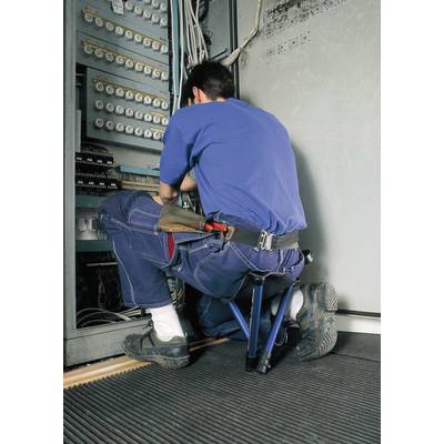 Ein Elektriker arbeitet an einem offenen Schaltschrank, umgeben von verschiedenen Kabeln und Schaltern.