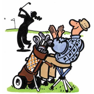 Ein sitzender Mann klatscht, während eine andere Person Golf spielt. Ein Golfwagen mit Schlägern steht neben ihm auf dem Rasen.