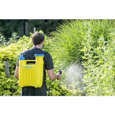Eine Person besprüht Pflanzen in einem Garten mit einem gelben Rückensprühgerät. Langes Gras und Büsche umgeben die Szene.