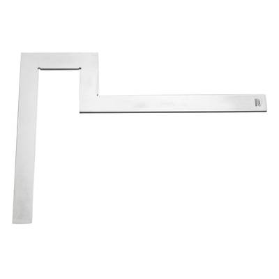 Ein silbernes Zimmermannswinkel mit einer L-Form, verwendet zur Messung und Markierung von rechten Winkeln auf Holz oder anderen Materialien.