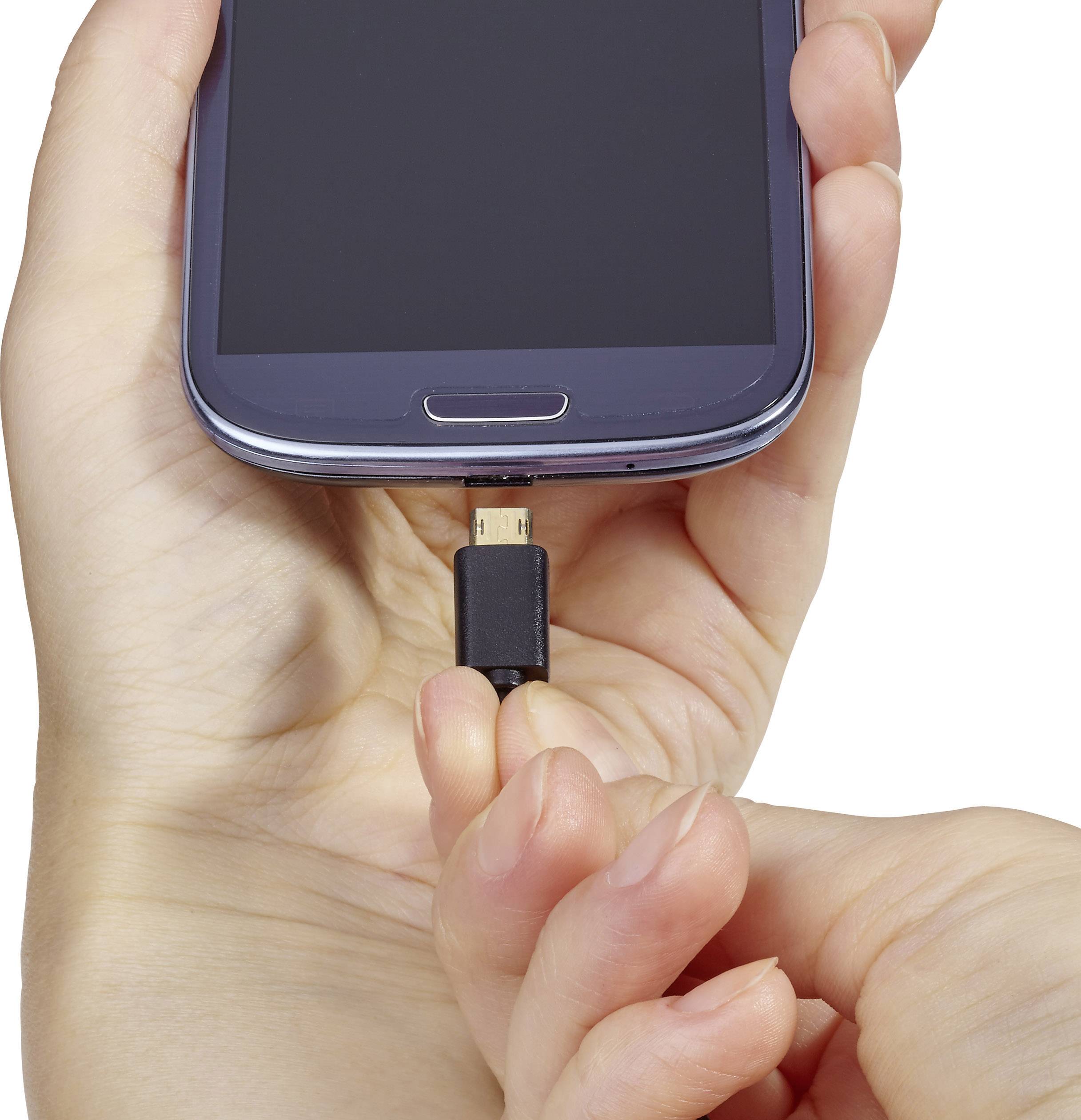 Eine Hand hält ein Smartphone und steckt ein Micro-USB-Kabel in den Ladeanschluss ein, um das Gerät aufzuladen.