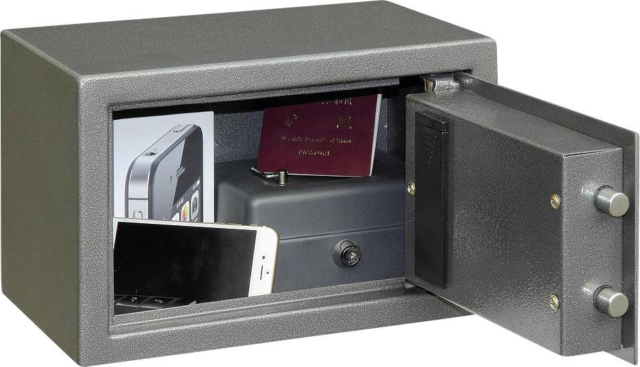 Ein geöffneter Tresor mit einem Smartphone, zwei Handyschachteln, einem Reisepass und einer kleinen verschlossenen Box im Inneren.