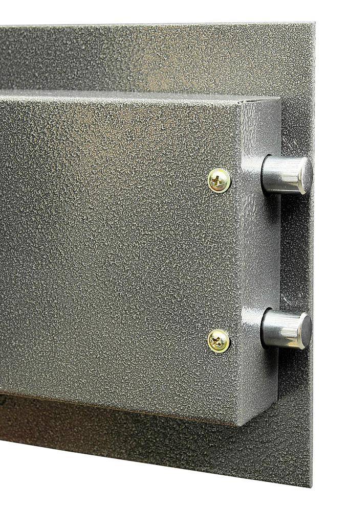 Stahlfarbene Metallbox mit zwei Schrauben und zwei drehbaren Reglern an der Seite, an einer metallischen Platte befestigt.