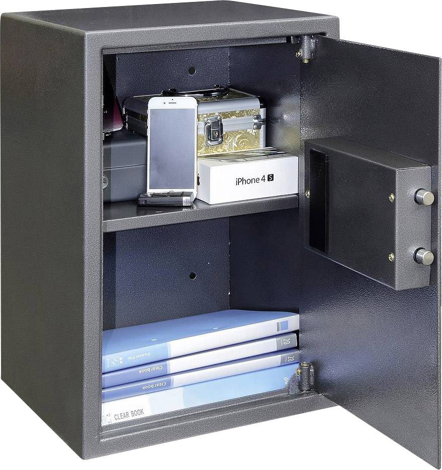 Ein geöffneter Tresor zeigt auf der oberen Ablage ein Smartphone, eine Geldkassette und eine Verpackung. Unten liegen Bücher.