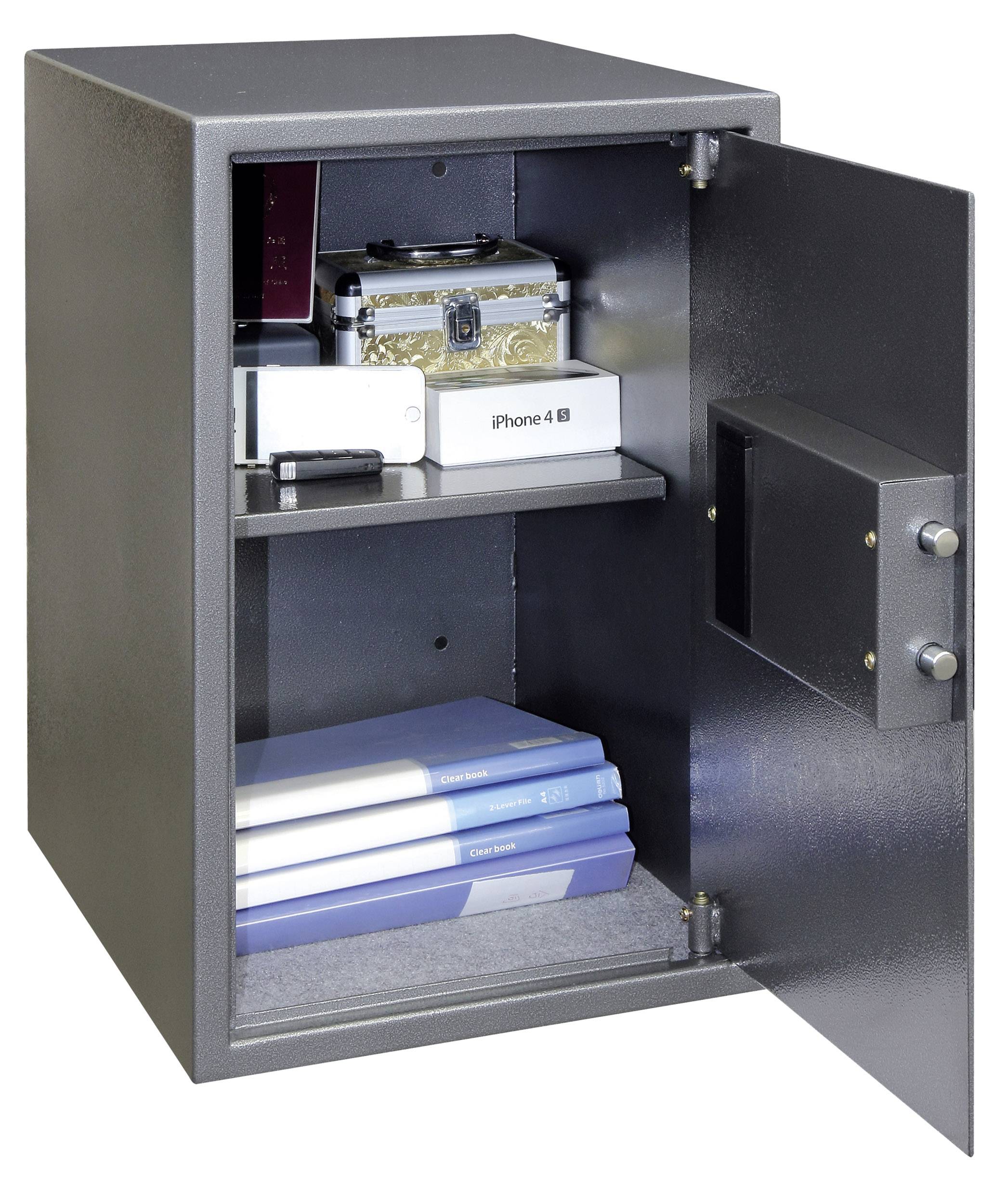 Ein geöffneter Safe zeigt Geld, ein iPhone und Dokumente auf einem Regal. Darunter drei Aktenordner. Safe hat eine metallene Tür.