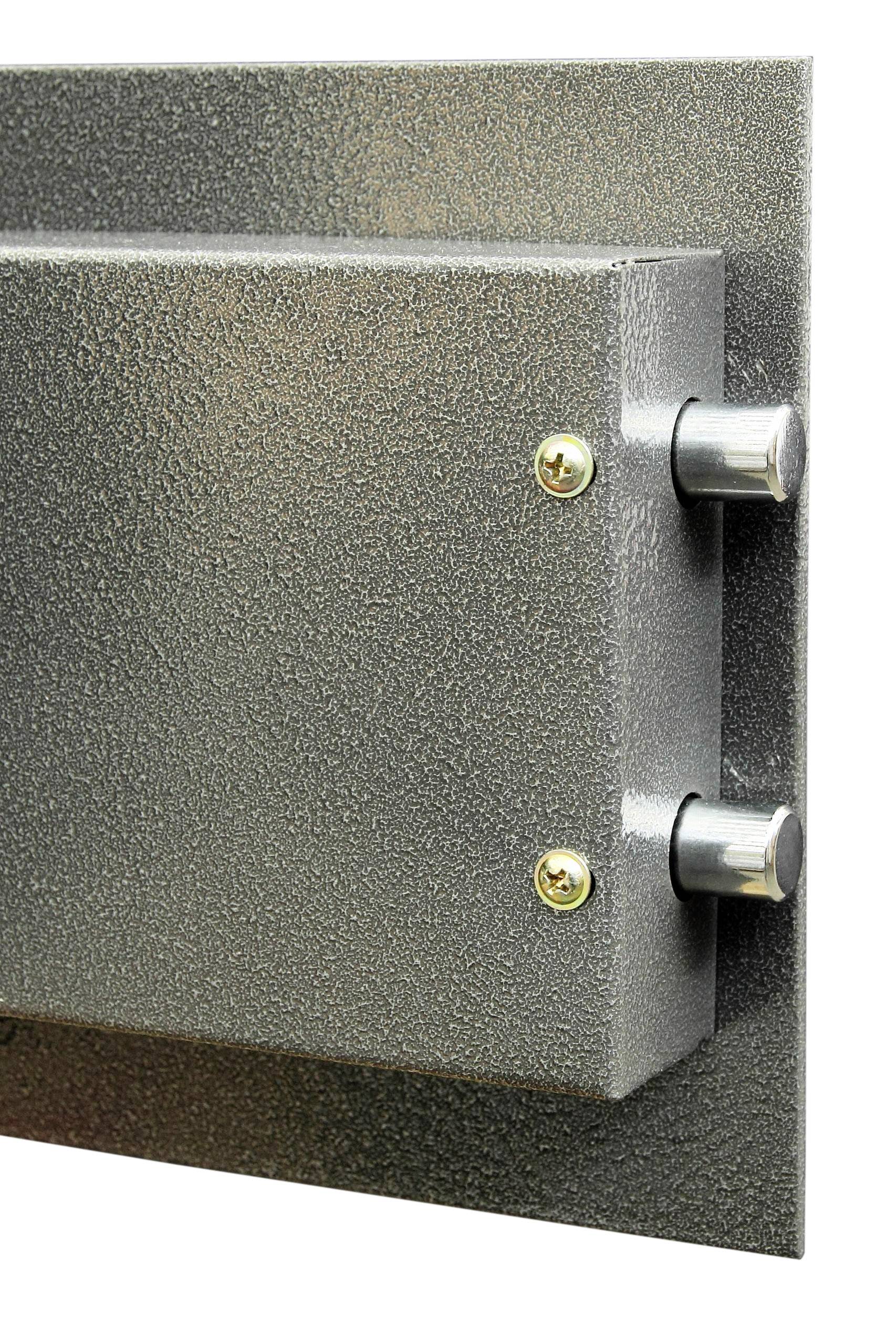 Ein eckiger, grauer Metallkasten mit texturierter Oberfläche, befestigt an einer Platte. Zwei silberne Drehknöpfe sind sichtbar.