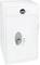 Ein großer, metallener Tresor mit einem Schlüssel im Schloss und einem Drehknauf oben. Der Tresor ist weiß und rechteckig geformt.