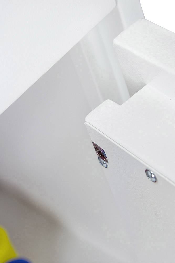 Weiße Metallverriegelung mit Schrauben an einer Ecke befestigt, vor einem verschwommenen Hintergrund.