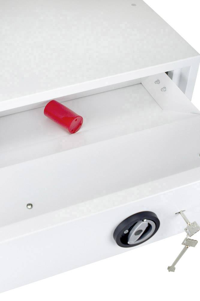 Geöffneter weißer Safe mit rotem Plastikstück im Inneren, Schlüssel im Schloss gesteckt.